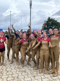 Das Team der Kleintierklinik in Ludwigsburg-Oßweil beim „Muddy Angel Run“ 2021